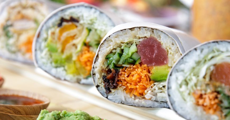 sushi burrito con pesce e verdure