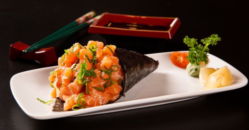 temaki con salmone, con tipica forma di sushi a cono