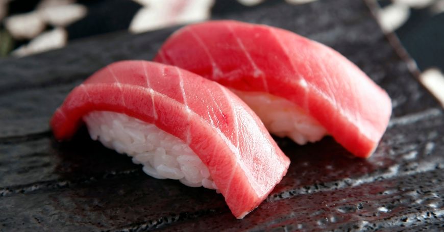 un nigiri di tonno, sushi tipico giapponese