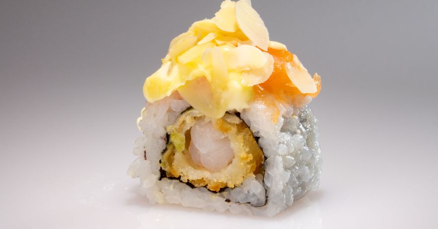 una variante di uramaki ebiten crispy con gambero fritto in tempura e cipolla