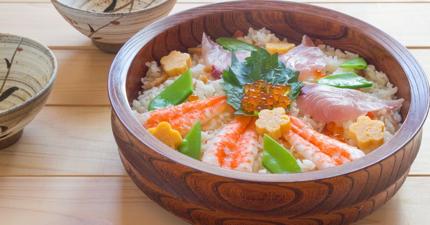 Chirashi sushi servito in una bowl