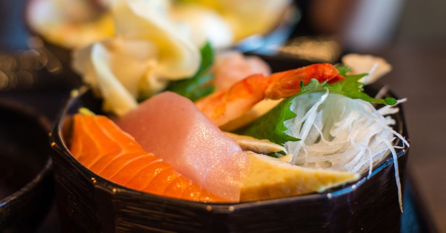 Bowl di Chirashi sushi con salmone e tonno crudo