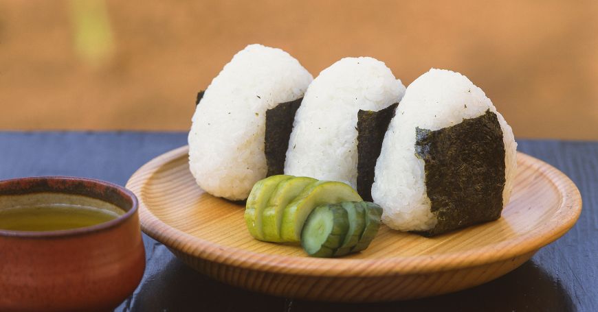 tipologia di sushi nota come onigiri servita su un piatto