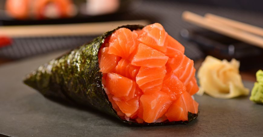 temaki sushi, noto anche come sushi cono, uno dei tipi di sushi più apprezzati in Occidente