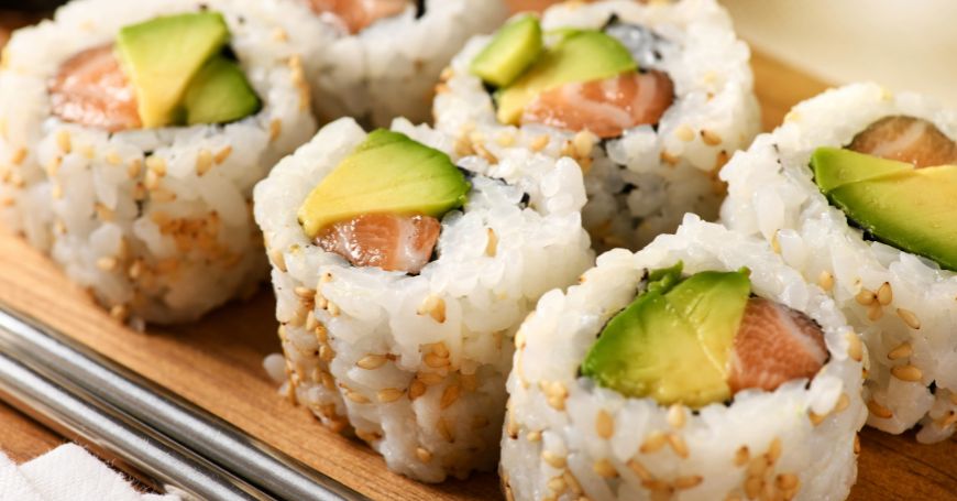 tipo di sushi noto come uramaki 