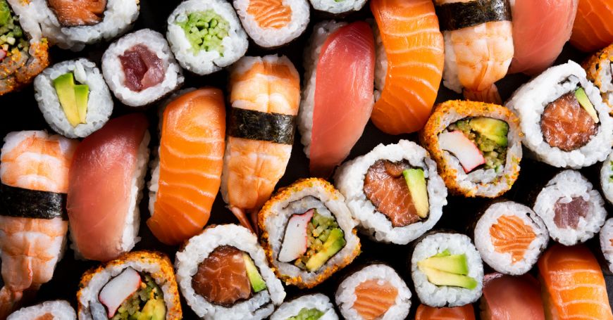 tutti i tipi di sushi disposti su un piatto all'interno di un ristorante di cucina giapponese