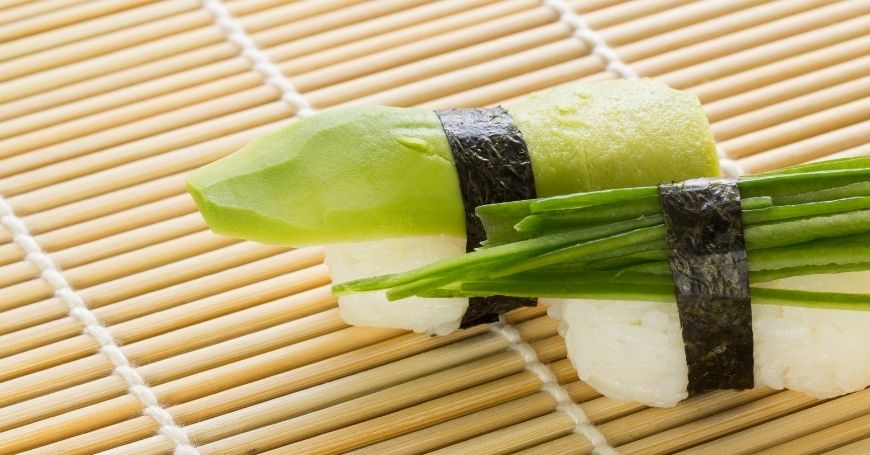 un pezzo di sushi nigiri con avocado