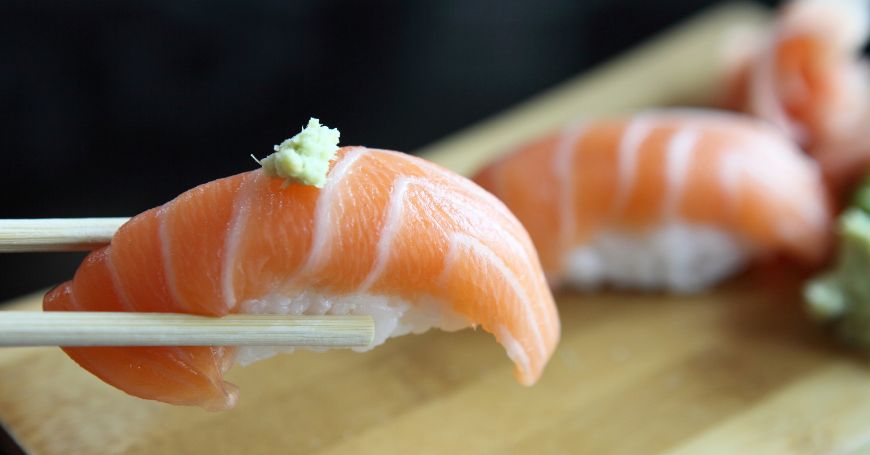pezzo di nigiri con salmone che mostra come fare i nigiri a casa