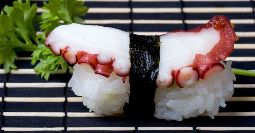 un pezzo di sushi nigiri con polpo, detto anche tako nigiri, servito in un ristorante di sushi giapponese