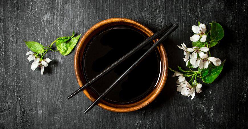 salsa ponzu giapponese servita all'interno di una ciotola con e bacchette per mangiare il sushi